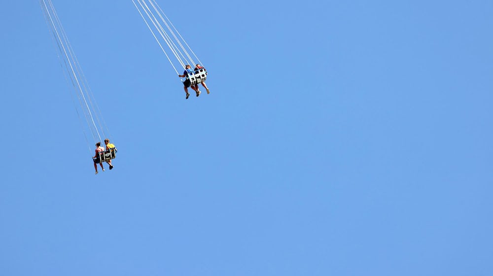 Der Freizeitpark Skyline Park im Allgäu ist besonders für seine in den Himmel ragenden Attraktionen, beispielsweise ein mehr als 100 Meter hohes Kettenkarussell, bekannt. Zum 25-jährige Bestehen investiert der Park in eine große Photovoltaikanlage auf dem Besucherparkplatz. (Archivfoto) / Foto: Karl-Josef Hildenbrand/dpa