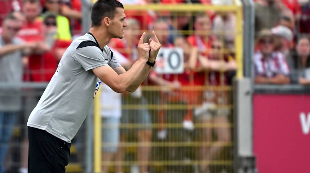 Trainer Thomas Wörle tritt mit dem SSV Ulm im Aufsteiger-Duell bei Jahn Regensburg an.  / Foto: Jan-Philipp Strobel/dpa