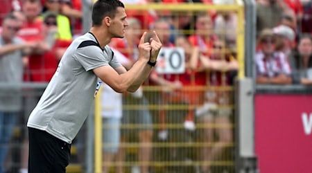 Trainer Thomas Wörle tritt mit dem SSV Ulm im Aufsteiger-Duell bei Jahn Regensburg an.  / Foto: Jan-Philipp Strobel/dpa