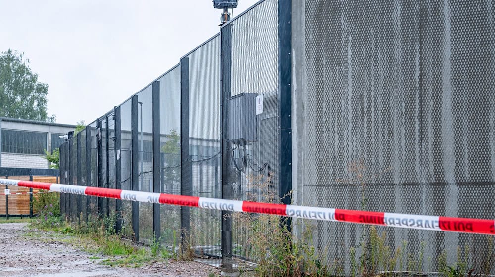 Vier Männer sind am Samstagabend im niederbayerischen Straubing aus einer geschlossenen Klinik entflohen. Laut Polizei laufen umfangreiche Fahndungsmaßnahmen. / Foto: Armin Weigel/dpa