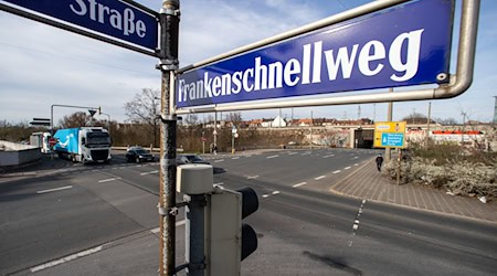 Um den geplanten Ausbau des Frankenschnellwegs in Nürnberg wird bereits seit Jahren gestritten. (Archivbild) / Foto: Daniel Karmann/dpa