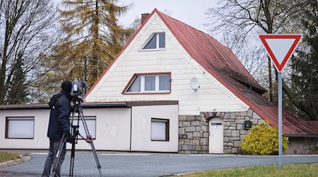 Das Haus in einem Ortsteil von Regnitzlosau im Landkreis Hof soll Rechtsextremen als Treffpunkt gedient haben. (Archivbild) / Foto: picture alliance / dpa