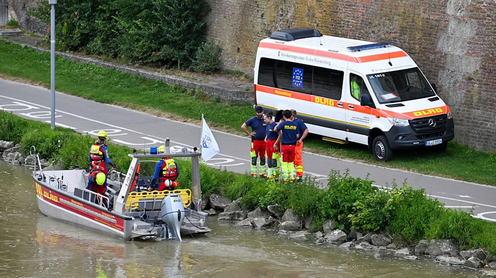 Rettungskräfte sind auf der Donau auf der Suche nach dem oder der Vermissten im Einsatz. / Foto: Marius Bulling/dpa