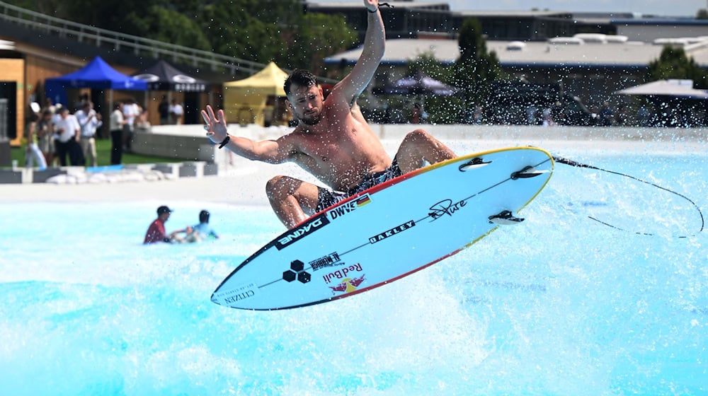 Olympionike Leon Glatzer im neuen Surfpark / Foto: Felix Hörhager/dpa