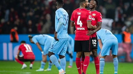 Jonathan Tah (l) ist für Edmond Tapsoba wie ein großer Bruder. / Foto: Marius Becker/dpa