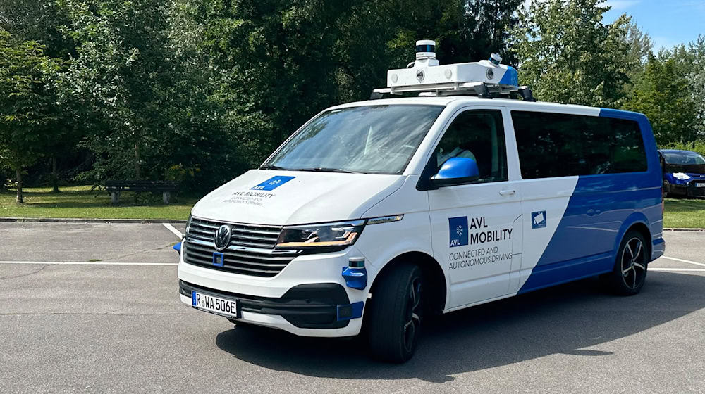 Ein weitgehend autonom fahrender Elektrokleinbus hat in Neubäu am See, einen Stadtteil von Roding (Landkreis Cham), Passagiere zwischen dem Bahnhof und dem Campingplatz befördert. Das Projekt «AVL AutBus» ist vier Wochen lang im Probebetrieb getestet worden. / Foto: Ute Wessels/dpa