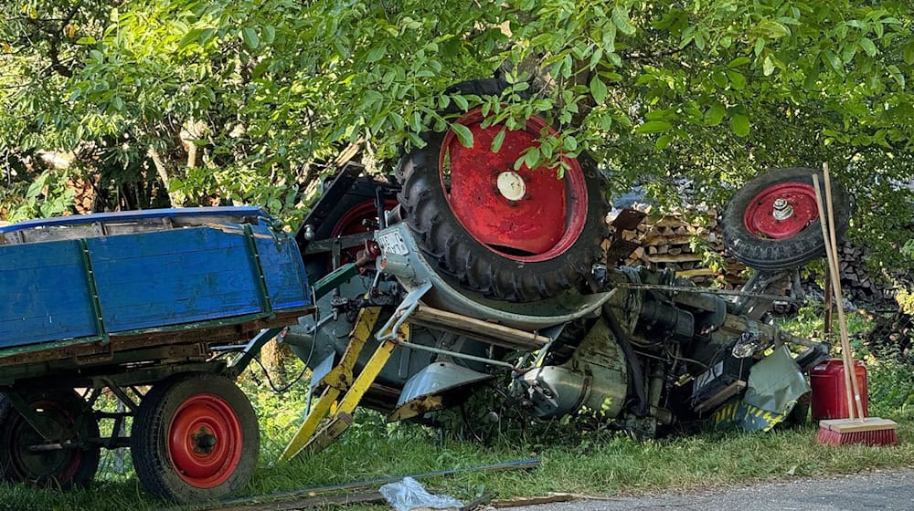 Drei Menschen wurden bei dem Unfall mit einem Traktor schwer verletzt. / Foto: Haubner/vifogra/dpa