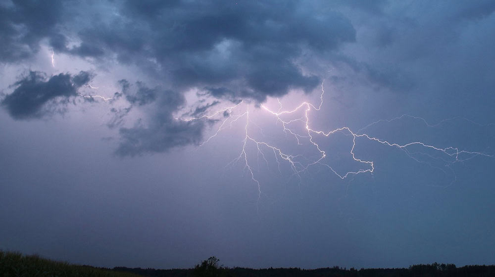 Mit heftigem Starkregen sollen die Gewitter durch Bayern ziehen. (Archivbild) / Foto: Alexander Wolf/onw-images/dpa