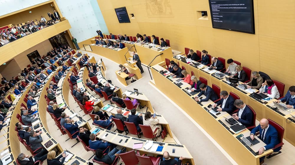 Nach einer aktuellen Umfrage würde die CSU-Fraktion im bayerischen Landtag wieder deutlich größer, dafür müssten die mitregierenden Freien Wähler den Gürtel enger schnallen. (Archivbild) / Foto: Peter Kneffel/dpa