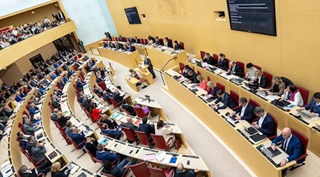 Nach einer aktuellen Umfrage würde die CSU-Fraktion im bayerischen Landtag wieder deutlich größer, dafür müssten die mitregierenden Freien Wähler den Gürtel enger schnallen. (Archivbild) / Foto: Peter Kneffel/dpa