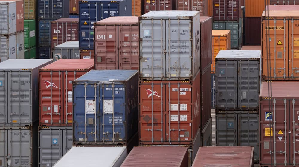 Unbekannte haben Schiffscontainer im Nürnberger Hafen geklaut. (Symbolbild) / Foto: Tim Würz/dpa