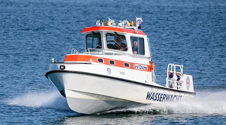 Rettungsboot der Wasserwacht durchpflügt den Chiemsees. Ein solches Szenario bot sich, als mehrere Wassersportler in Seenot gerieten. (Archivbild) / Foto: Matthias Balk/dpa
