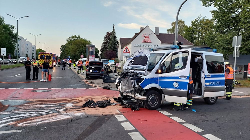 Bei dem Unfall in München wird auch ein Ampelmast umgefahren.  / Foto: -/Berufsfeuerwehr München/dpa