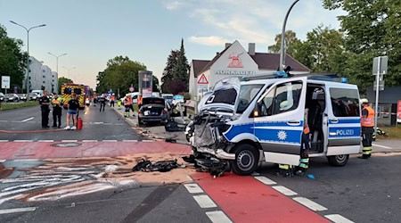 Bei dem Unfall in München wird auch ein Ampelmast umgefahren.  / Foto: -/Berufsfeuerwehr München/dpa