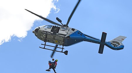 Ein Polizeihubschrauber barg die Leiche der Frau am Freitagmorgen. (Symbolbild) / Foto: Uwe Lein/dpa