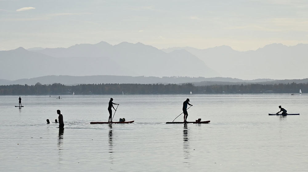 Wassersport mit Stand-Up-Paddle-Boards wie hier am Starnberger See liegt weiter im Trend. (Archivbild) / Foto: Katrin Requadt/dpa