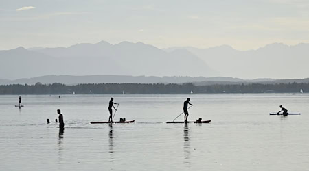 Wassersport mit Stand-Up-Paddle-Boards wie hier am Starnberger See liegt weiter im Trend. (Archivbild) / Foto: Katrin Requadt/dpa