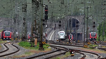 Das Unwetter im Juni beschädigte die Gleise zwischen Würzburg und Nürnberg. Der Schaden soll nun repariert werden. (Archivbild) / Foto: Karl-Josef Hildenbrand/dpa