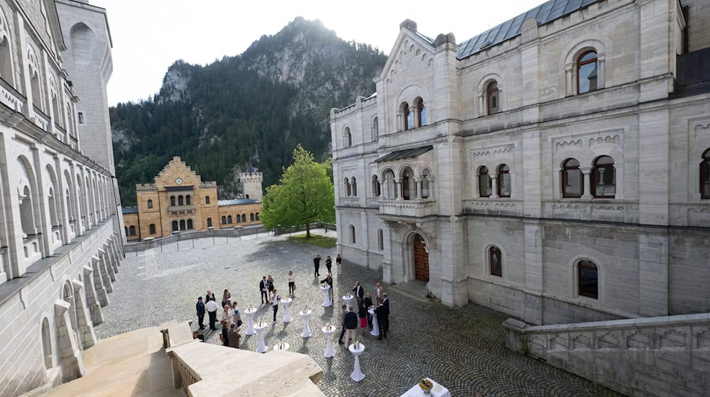 Im August finden im oberen Schlosshof von Schloss Neuschwanstein Konzerte unter freiem Himmel statt. / Foto: Peter Kneffel/dpa