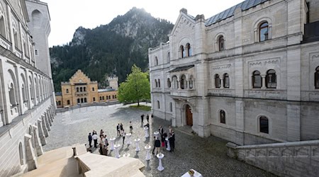 Im August finden im oberen Schlosshof von Schloss Neuschwanstein Konzerte unter freiem Himmel statt. / Foto: Peter Kneffel/dpa