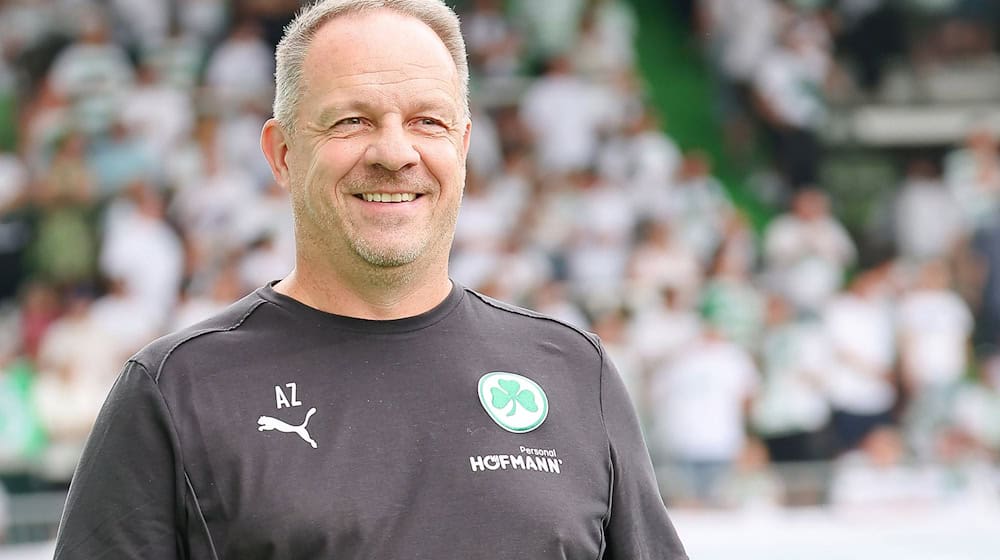 Fürth-Trainer Alexander Zorniger will jungen Spielern etwas den Druck nehmen. / Foto: Daniel Löb/dpa