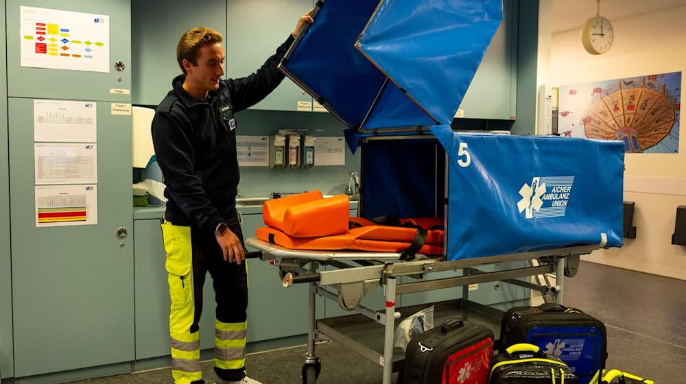 Patienten werden auf der Transporttrage vor neugierigen Blicken geschützt. / Foto: Lennart Preiss/dpa