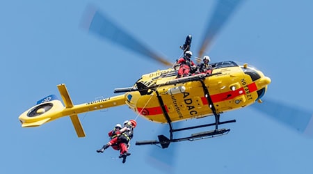 Innerhalb von zwei Wochen wollen die Luftretter Windeneinsätze üben. (Archivbild) / Foto: Markus Scholz/dpa