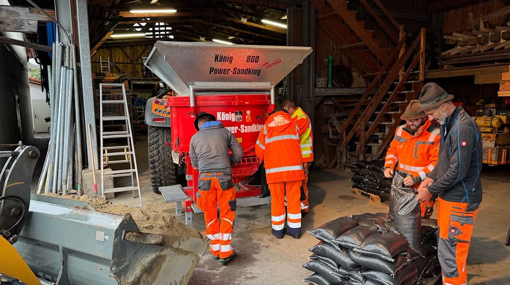 Der Regen drückt das Grundwasser derart nach oben, dass Einsatzkräfte Sandsäcke zum Schutz von Gebäuden oder Straßen befüllen müssen.  / Foto: Simon Frank/Gemeinde Aschau/dpa