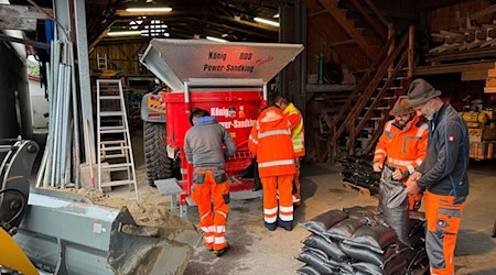 Der Regen drückt das Grundwasser derart nach oben, dass Einsatzkräfte Sandsäcke zum Schutz von Gebäuden oder Straßen befüllen müssen.  / Foto: Simon Frank/Gemeinde Aschau/dpa