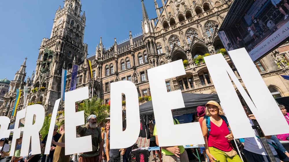 Im Zuge des Antikriegstages versammelten sich knapp 1.500 Menschen am Marienplatz. / Foto: Peter Kneffel/dpa