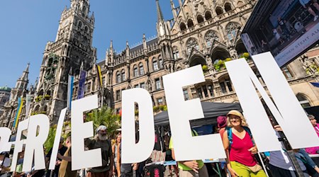 Im Zuge des Antikriegstages versammelten sich knapp 1.500 Menschen am Marienplatz. / Foto: Peter Kneffel/dpa