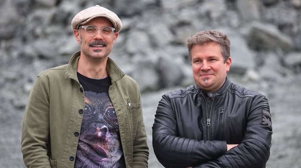 Das Allgäuer Autorenduo Volker Klüpfel (links) und Michael Kobr stellt Ende September in Memmingen den neuen Band seiner Kluftinger-Reihe namens «Lückenbüßer» vor. / Foto: Karl-Josef Hildenbrand/dpa