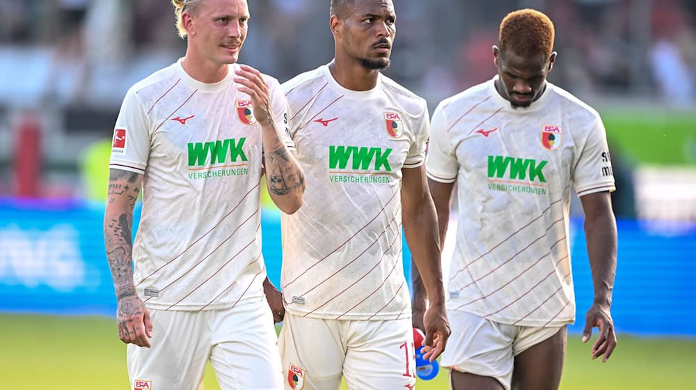 Die Augsburger Marius Wolf, Steve Mounié und Samuel Essende (v. l.) wollen gegen St. Pauli endlich jubeln. / Foto: Harry Langer/dpa