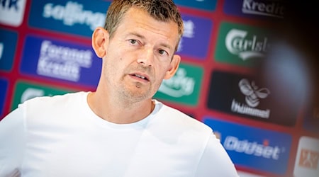 Augsburgs Co-Trainer Lars Knudsen betreut auch im Oktober die dänische Fußball-Nationalmannschaft. / Foto: Mads Claus Rasmussen/Ritzau Scanpix Foto/AP/dpa