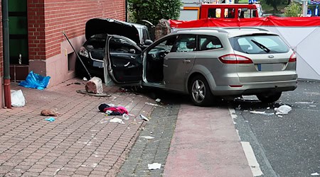 Wurde das Auto absichtlich in die Gruppe gesteuert oder handelte es sich um einen Unfall? / Foto: Ralf Hettler/dpa