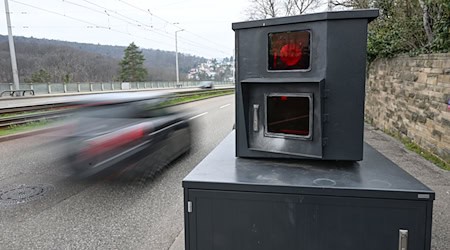 Mit 110 statt erlaubten 60 Kilometern pro Stunde ist der Fahrer des Kleintransporters unterwegs. (Symbolbild) / Foto: Bernd Weißbrod/dpa