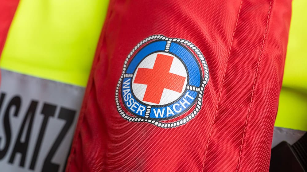 Wasserwacht, Feuerwehr und Polizei waren schon am Freitagabend mit einem Großaufgebot im Einsatz. (Symbolbild) / Foto: Peter Kneffel/dpa