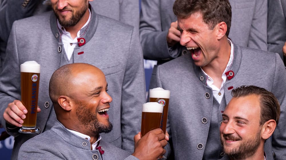 Gut gelaunt aufs Oktoberfest: Bayern-Trainer Vincent Kompany (l) und Thomas Müller prosten sich zu. / Foto: Lennart Preiss/dpa