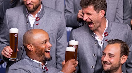 Gut gelaunt aufs Oktoberfest: Bayern-Trainer Vincent Kompany (l) und Thomas Müller prosten sich zu. / Foto: Lennart Preiss/dpa