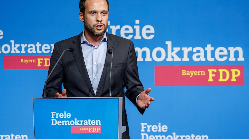 Bayerns FDP-Landeschef Martin Hagen hat den Verbleib seiner Partei in der Berliner Regierungskoalition infrage gestellt (Archivbild). / Foto: Daniel Karmann/dpa