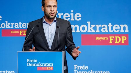 Bayerns FDP-Landeschef Martin Hagen hat den Verbleib seiner Partei in der Berliner Regierungskoalition infrage gestellt (Archivbild). / Foto: Daniel Karmann/dpa