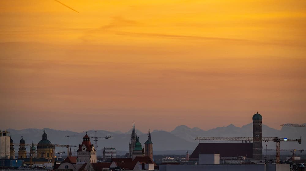 Die Münchner Innenstadt kurz vor Sonnenuntergang. Dämmerstimmung herrscht derzeit auch in der bayerischen Wirtschaft. / Foto: Peter Kneffel/dpa