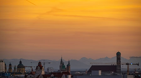 Die Münchner Innenstadt kurz vor Sonnenuntergang. Dämmerstimmung herrscht derzeit auch in der bayerischen Wirtschaft. / Foto: Peter Kneffel/dpa