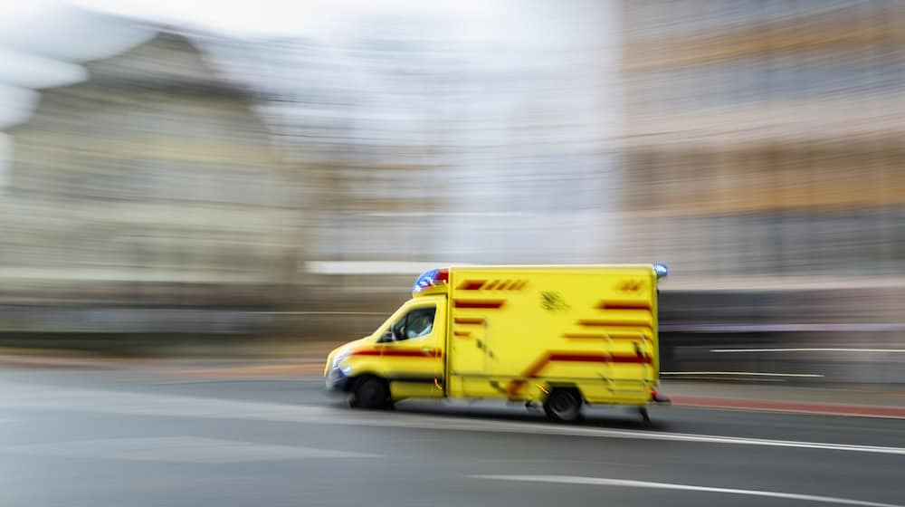 Ein Rettungswagen fährt den Schwerverletzten in eine Klinik. (Symbolbild) / Foto: Robert Michael/dpa