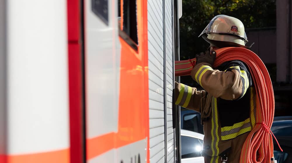 Innerhalb einer halben Stunde konnten die Feuerwehrleute die Flammen löschen. (Symbolbild) / Foto: Anna Ross/dpa