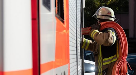 Innerhalb einer halben Stunde konnten die Feuerwehrleute die Flammen löschen. (Symbolbild) / Foto: Anna Ross/dpa