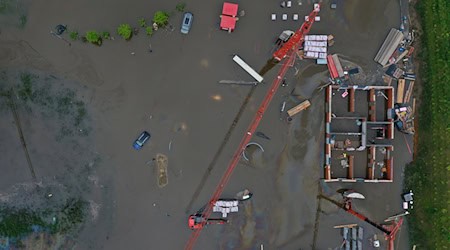 100 Tage nach dem Hochwasser in Bayern sind Tausende Anträge auf Soforthilfen eingegangen. / Foto: Karl-Josef Hildenbrand/dpa