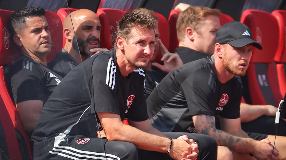 Trainer Miroslav Klose (vorn) und der 1. FC Nürnberg treten am Samstag bei Aufsteiger SSV Ulm an. / Foto: Daniel Karmann/dpa