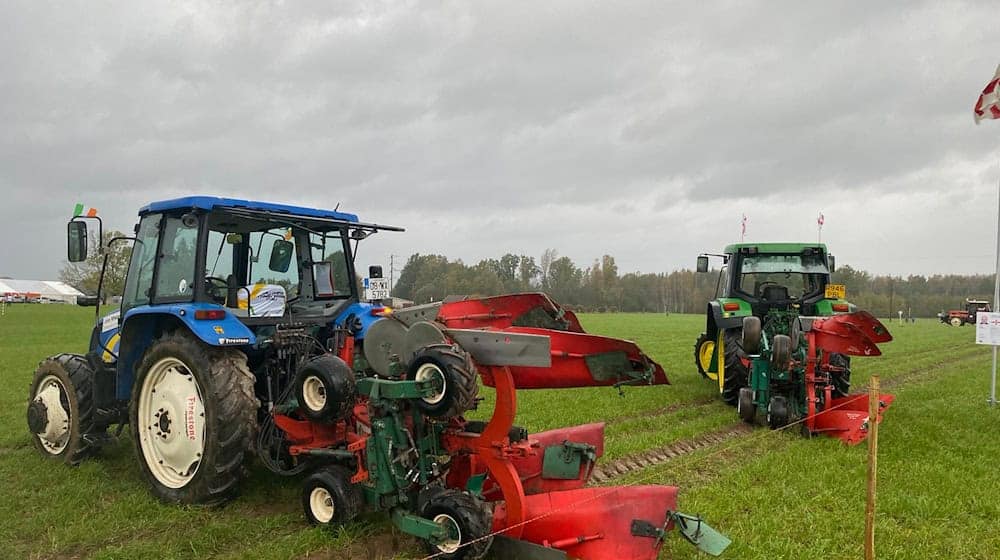 Bei der Deutschen Meisterschaft im Pflügen messen sich am Sonntag in Langenau nordöstlich von Ulm 20 Pflüger. Hier ein Bild von der Pflug-WM 2023 in Lettland. (Archivbild) / Foto: Alexander Welscher/dpa