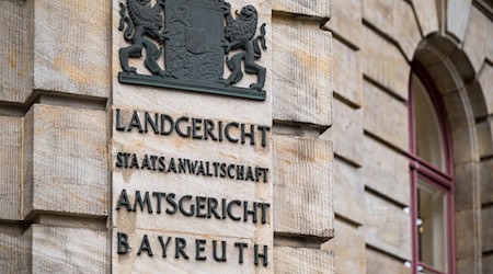 Drei junge Männer mussten sich wegen Brandstiftung vor dem Landgericht Bayreuth verantworten. (Archivfoto) / Foto: Daniel Vogl/dpa